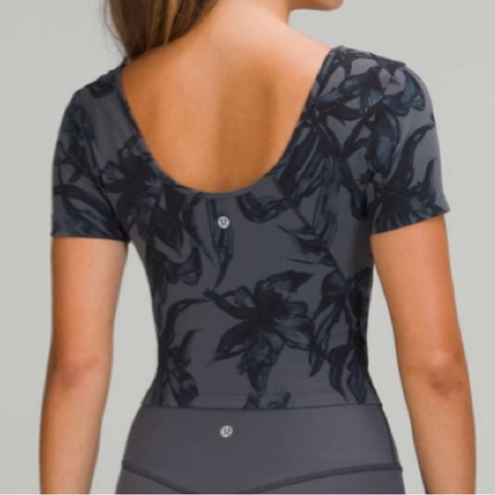 Lululemon tee - Picture 4 of 7